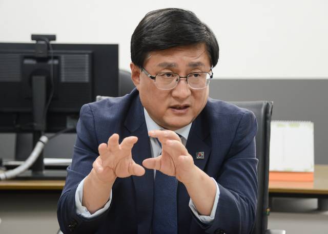 김성환 기후에너지환경부 장관이 지난 24일 정부서울청사서 진행된 브릿지경제와의 단독인터뷰에서 질의에 답하고 있다. 이철준 기자