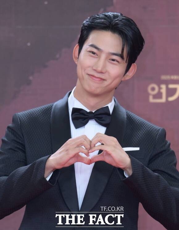 지난 24일 옥택연의 비공개 결혼식 사진이 중국인 관광객에 의해 유출돼 논란이 되고 있다. 사진은 옥택연이 1월 'KBS 연기대상' 포토월에 참석해 포즈를 취하는 모습. /박헌우 기자