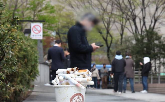 서울 시내의 건물 골목에서 흡연자들이 흡연을 하고 있다. 사진=김범준 기자