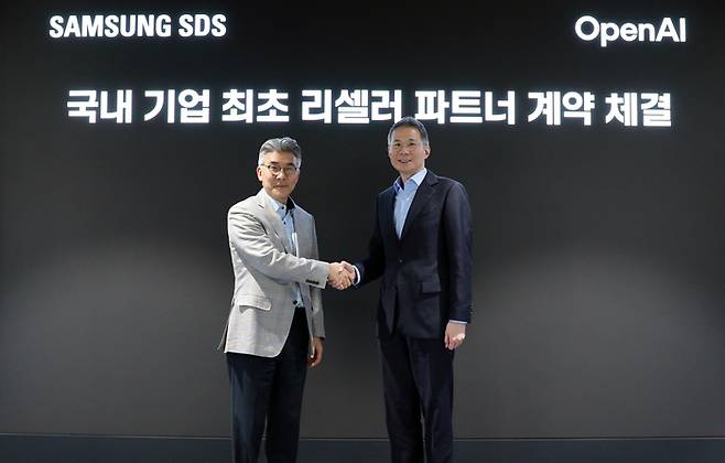 지난해 12월 이호준 삼성SDS 클라우드서비스사업부장(부사장·왼쪽)과 김경훈 오픈AI 코리아 대표가 리셀러 파트너 계약을 체결한 뒤 기념촬영을 하고 있다. 삼성SDS.