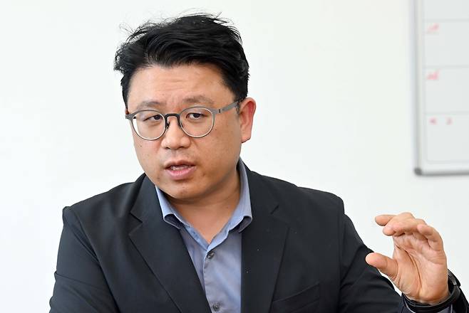 권석준 성균관대 교수가 27일 서울경제신문과의 인터뷰에서 “한국 기업이 반도체 호황에 취해 이대로 안주하면 포스트 HBM 시대에 경쟁력을 잃고 엔비디아와 같은 AI 반도체 기업의 하청 업체로 전락할 수 있다”고 강조하고 있다. 권욱 기자
