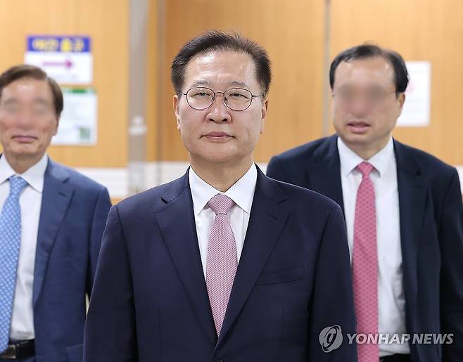 법정 향하는 박성재 전 법무부 장관 (서울=연합뉴스) 김주형 기자 = 12·3 비상계엄 사태에 가담하고 김건희 여사의 수사 관련 청탁을 들어준 혐의로 기소된 박성재 전 법무부 장관이 27일 서울 서초구 서울중앙지법에서 열린 1심 결심공판에 출석하고 있다. 2026.4.27 kjhpress@yna.co.kr