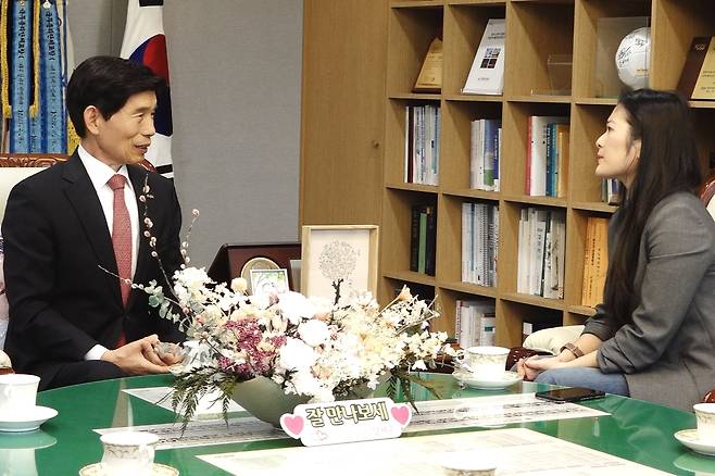 이태훈 달서구청장이 캐나다 CBC 방송과의 인터뷰에서 ‘잘 만나보세, 뉴 새마을운동’ 등 결혼장려 정책에 대해 설명하고 있다. /대구 달서구 제공