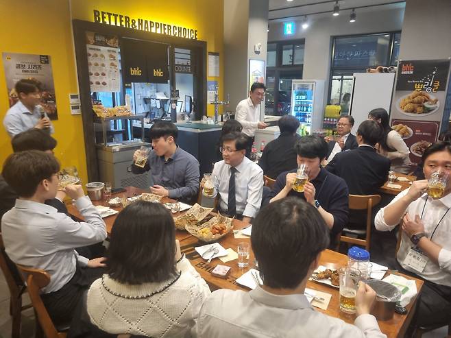 김성환 기후에너지환경부 장관(가운데)이 27일 정부세종청사 인근의 한 치킨집에서 MZ세대 직원들과 대화하고 있다.(기후에너지환경부)