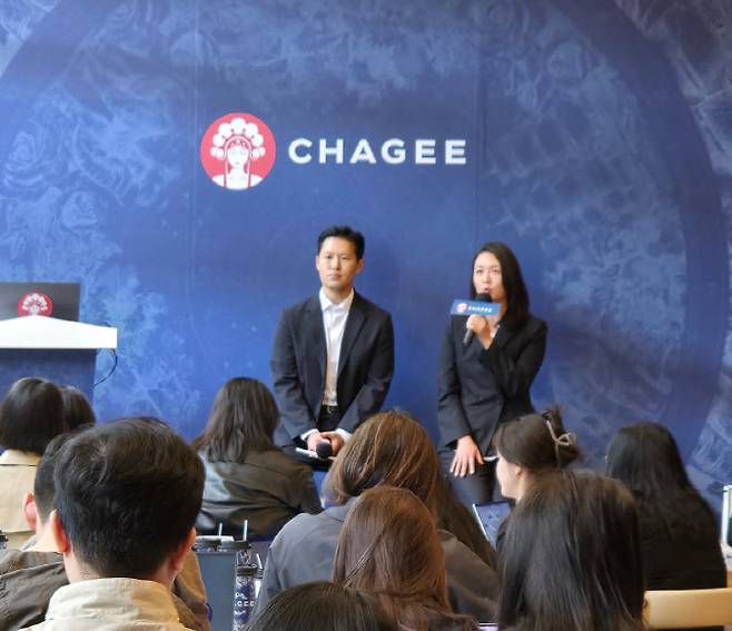 28일 오후 서울 강남역 인근에 위치한 차지(Chagee·패왕차희) 강남 플래그십 스토어에서 김좌현(왼쪽) 차지코리아 대표와 김정희 마케팅총괄(CMO) 상무가 취재진의 질문에 답하고 있다. (사진=차지코리아).