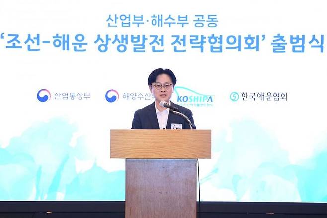 김정관 산업통상부 장관이 28일 서울 소공동 롯데호텔에서 열린 '조선-해운 상생발전 전략협의회 출범식'에서 인사말을 하고 있다. 산업통상부