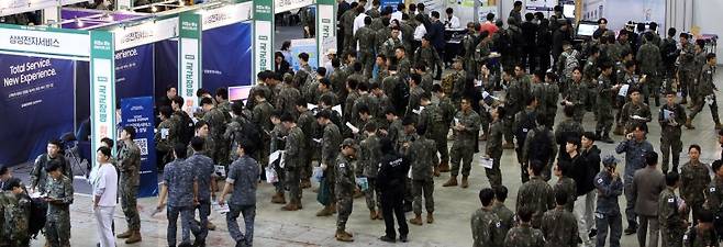 국군장병들이 지난해 5월 7일 경기도 고양시 킨텍스에서 열린 '2025 국군장병 취업박람회'에서 기업 설명을 듣기위해 기다리고 있다. 뉴시스