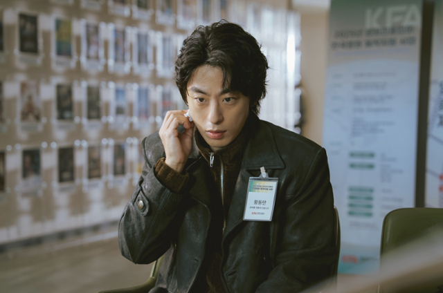 드라마 '모두가 자신의 무가치함과 싸우고 있다'에서 20년째 영화감독 데뷔를 준비 중인 동만이 면접을 앞두고 긴장감에 흐르는 땀을 닦고 있다. 스튜디오 피닉스·SLL·스튜디오 플로우 제공
