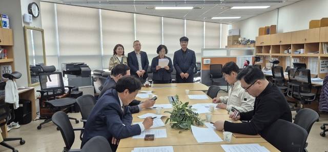 이순덕 완주군의회 의원(왼쪽에서 3번째)이 29일 완주군청 브리핑룸에서 무소속 출마를 선언하고 있다.