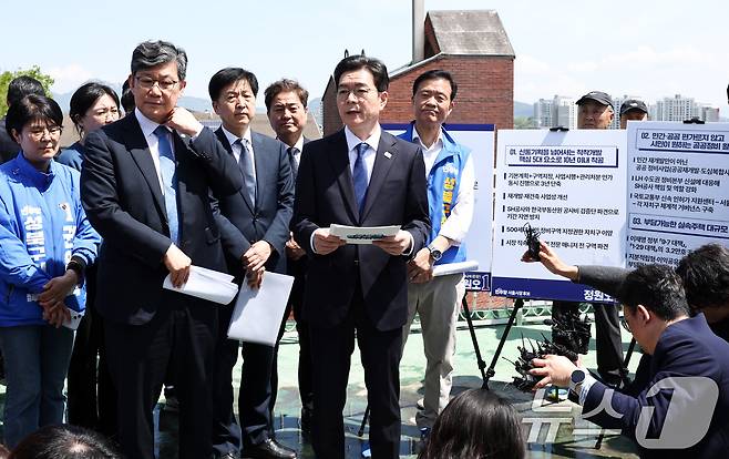 정원오 더불어민주당 서울시장 후보가 29일 오전 서울 성북구 장위14 주택 재개발 구역을 찾아 부동산 공약을 발표하고 있다. 2026.4.29 ⓒ 뉴스1 최지환 기자