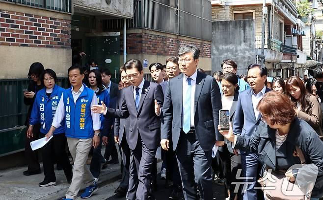 정원오 더불어민주당 서울시장 후보가 29일 오전 서울 성북구 장위14 주택 재개발 구역을 찾아 부동산 공약 발표를 앞두고 현장을 점검하고 있다. 2026.4.29 ⓒ 뉴스1 최지환 기자