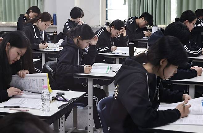 고교학점제가 전면 시행된 지 1년이 지났지만 교육 현장의 혼란은 계속되고 있다. 학생들은 현행 대입제도 앞에서 ‘과목 선택권’을 제대로 누리지 못한다. 자율형사립고 학생들은 자퇴를 고민한다. 고교학점제는 지역별 ‘교육 불평등’을 가속화하는 주범으로까지 낙인찍혔다. 지난 3월24일 반포고 3학년 학생들이 전국연합학력평가를 치르는 모습. 사진공동취재단