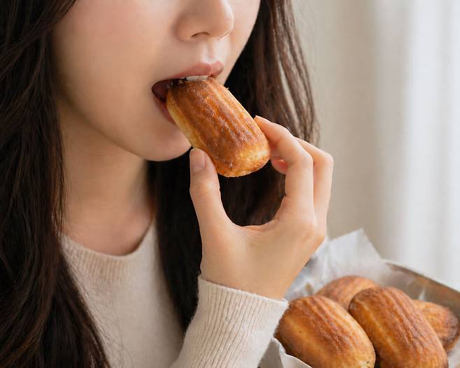 단 음식을 많이 먹는 습관이 눈 건강을 악화하는 핵심 요인이 될 수 있어 주의해야 한다. /사진=챗GPT 생성 이미지