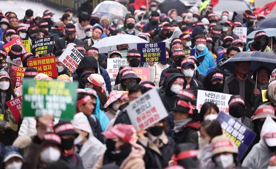 2024년 3월 홍콩H지수(항셍중국기업지수) 주가연계증권(ELS) 피해자들이 시위하는 모습. 연합뉴스