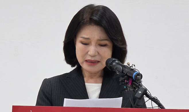 이진숙 전 방송통신위원장이 25일 국민의힘 대구시당 당사에서 연 기자회견에서 시장 선거 불출마를 선언하며 눈물을 흘리고 있다. 연합뉴스