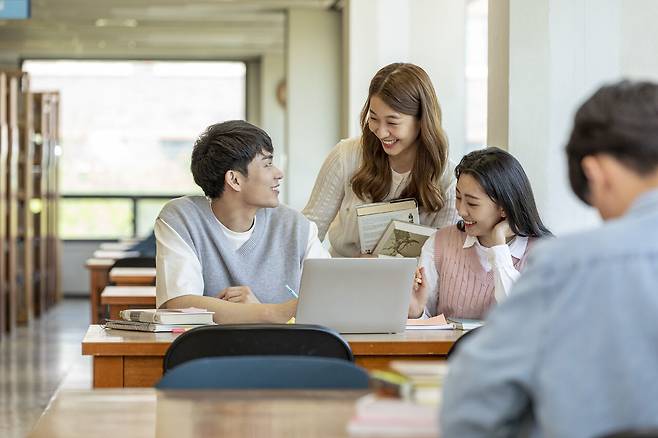 2026학년도 4년제 대학의 평균 등록금이 1인당 727만원을 넘은 것으로 나타났다. 클립아트코리아