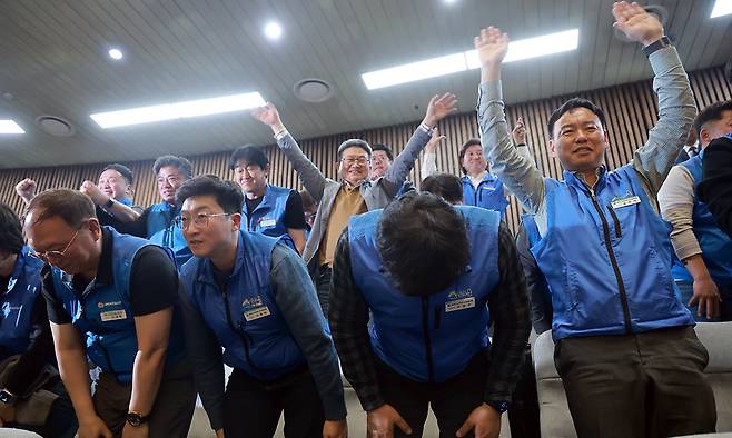 지난 3월31일 국회에서 열린 3월 임시국회 제3차 본회의에서 공휴일에 관한 법률 일부개정법률안(대안)이 통과되자 대한민국공무원노동조합총연맹 조합원들이 의원석을 향해 인사하고 있다. 연합뉴스