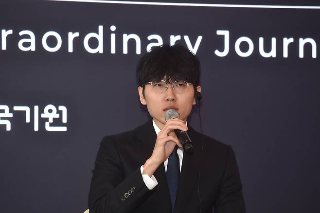 신진서 9단이 29일 서울 중구 웨스틴조선호텔에서 열린 ‘알파고 10년 : 위대한 동행’ 행사에서 질문에 답하고 있다. 한국기원 제공
