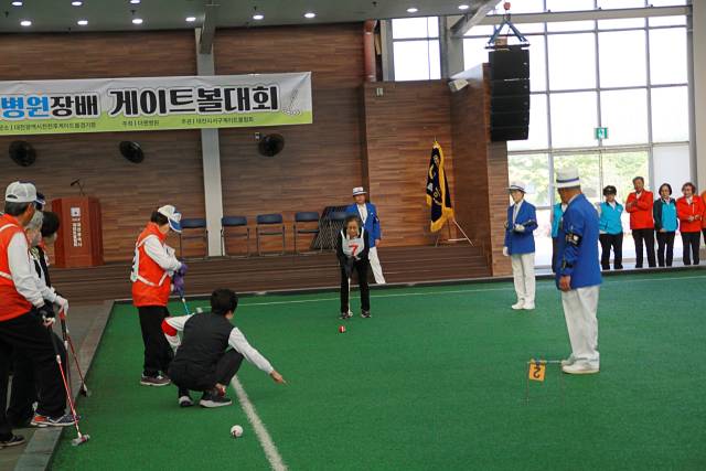 ▲'제1회 더젠병원장배 게이트볼대회'에서 참가 선수들이 경기에 집중하고 있다. 이번 대회는 지역 어르신들의 척추·관절 건강 증진과 활기찬 여가활동 지원을 위해 마련됐다.