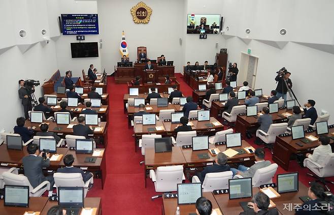30일 제주도의회는 2차 본회의를 열어 의원정수 조례를 가결했다. 이에 따라 6.3지방선거 제주도의회의원선거는 지역구 32명, 비례대표 13명으로 확정됐다.