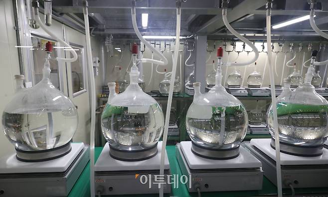 23일 대전 삼양바이오팜 MD공장에서 중합 공정에 투입하기 전 봉합원사 원료를 보관 조건에 맞춰 유지 및 관리하고 있다. 고이란 기자 photoeran@