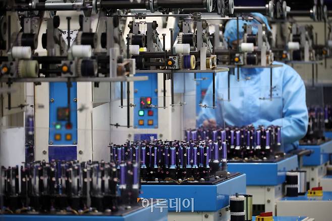 23일 대전 삼양바이오팜 MD공장에서 멀티 필라멘트 봉합원사의 브레이딩 공정이 진행되고 있다. 고이란 기자 photoeran@