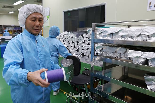 23일 대전 삼양바이오팜 MD공장에서 양경준 생산2파트장이 포장 전의 봉합원사 제품을 들고 설명하고 있다. 고이란 기자 photoeran@