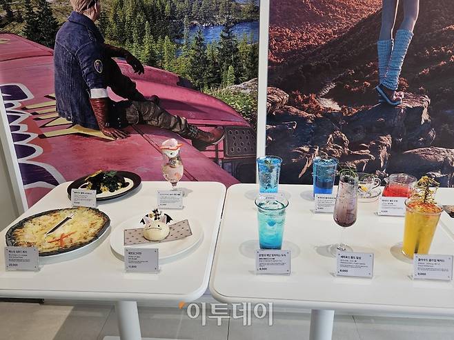IP 협업 카페 ‘세이버 포인트’에서 판매하는 식음료 메뉴.(문현호 기자 m2h@)