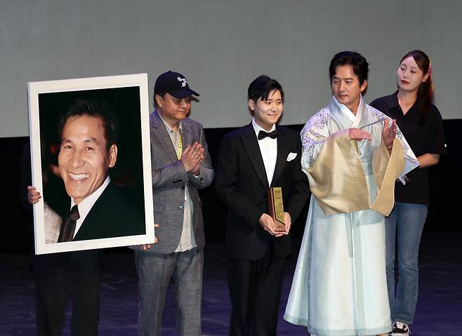 전주국제영화제 고 안성기 특별공로상. 사진| 연합뉴스
