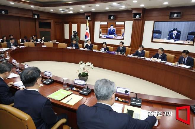 배경훈 과기부총리 겸 과학기술정보통신부 장관이 30일 서울 종로구 정부서울청사에서 열린 과학기술관계장관회의에 참석, AI 대전환 시대 데이터 정책 추진방향 등 현안에 대해 발언하고 있다. 2026.4.30 조용준 기자