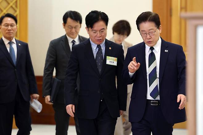 이재명 대통령과 김영훈 고용노동부 장관이 10일 청와대에서 열린 민주노총 초청 간담회에 입장하며 대화하고 있다. 뉴시스