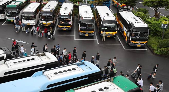 제주국제공항에 수학여행객을 기다리며 주차돼 있는 전세버스들. 제주=뉴시스