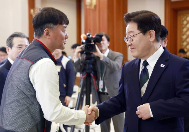 ▲이재명 대통령이 지난 10일 청와대에서 열린 양대노총 초청간담회에서 양경수 민주노총 위원장과 악수하고 있다. ⓒ연합뉴스