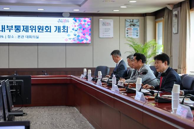 한국마사회(회장 우희종)는 지난 29일 우희종 회장을 비롯한 임원진과 주요 실·처장들이 참석한 가운데 ‘내부통제위원회’를 개최하고 전사적 내부통제 강화 방안을 확정했다고 30일 밝혔다. 한국마사회 제공