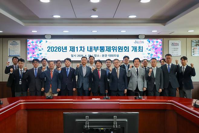 한국마사회(회장 우희종)는 지난 29일 우희종 회장을 비롯한 임원진과 주요 실·처장들이 참석한 가운데 ‘내부통제위원회’를 개최하고 전사적 내부통제 강화 방안을 확정했다고 30일 밝혔다. 한국마사회 제공