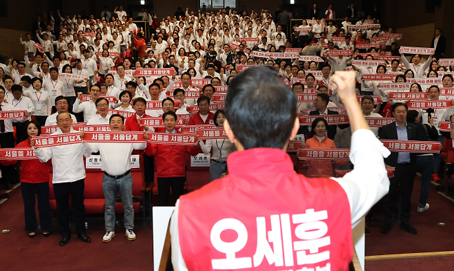 국민의힘 배현진 서울시당위원장과 당협위원장, 시당 후보 등 참석자들이 30일 서울 국회 의원회관에서 열린 제9회 전국동시지방선거 서울시당 필승결의 및 공천자대회에서 오세훈 서울시장 후보와 함께 구호를 외치고 있다. 연합뉴스