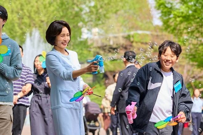 당원병 환아들과 비눗방울 놀이 중인 김혜경 여사 - 김혜경 여사가 29일 서울 어린이대공원에서 당원병 환아들과 함께 비눗방울을 날리며 즐거운 시간을 보내고 있다. 청와대 제공