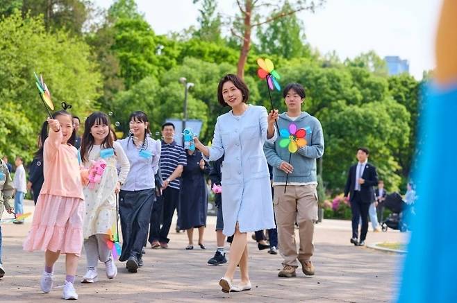 당원병 환아들과 바람개비를 날리는 김혜경 여사 - 김혜경 여사가 29일 서울 어린이대공원에서 당원병 환아 및 가족들과 무지개빛 바람개비를 날리며 즐거워하고 있다. 청와대 제공