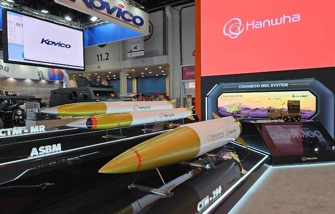 한화, IDEX 2025 참가 - 한화에어로스페이스와 한화시스템이 UAE 아부다비에서 열리는 국제방산전시회(IDEX) 2025에 참가해 K-방산 종합 역량을 선보이며 중동·북아프리카 시장을 공략한다고 지난해 2월 17일 밝혔다. IDEX 2025 전시회에서 한화에어로스페이스가 CTM-290 중거리 유도탄, 대함유도미사일(가운데), CTM-290 장거리 유도탄(아래) 등 최신 천무 다연장체계 정밀유도 탄종을 선보이고 있다. 연합뉴스