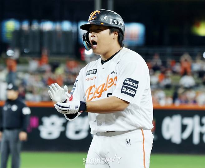 한화 이글스 강백호가 지난 14일 대전 한화생명볼파크에서 열린 삼성 라이온즈와 2026 신한 SOL KBO리그 3회말 2사 1,2루에서 적시타를 터트린 후 자축하고 있다. /사진=강영조 선임기자