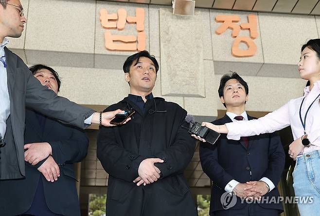 입장 밝히는 정윤석 다큐멘터리 감독 (서울=연합뉴스) 김주형 기자 = 작년 1월 윤석열 전 대통령 구속영장 발부 직후 서울서부지법 난동 사태 현장에서 촬영하다가 경찰에 붙잡혀 1·2심에서 유죄를 선고받은 받은 정윤석 다큐멘터리 감독(가운데)이 30일 서울 서초구 대법원을 나와 입장을 밝히고 있다
대법원은 이날 정윤석 감독을 포함해 서울서부지법 1·19 난동에 가담한 혐의로 기소된 18명에 대해 전원 유죄를 선고했다. 2026.4.30 kjhpress@yna.co.kr