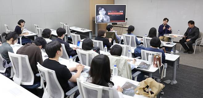 소설가 문지혁이 지난 30일 서울 중림동 한국경제신문에서 열린 '아르떼 살롱'에서 강연하고 있다. 김범준 기자