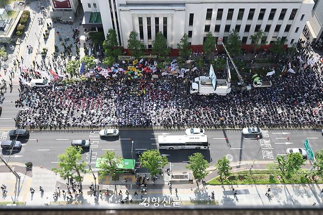 노동절인 1일 전국민주노동조합총연맹(민주노총) 조합원들이 서울 종로구 세종대로에서 열린 2026 세계노동절대회에 참여하고 있다. 한수빈 기자