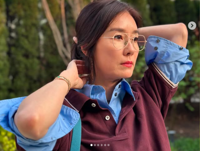 배우 오연수가 진달래 꽃 꺾기 논란에 해명을 했음에도 불구하고 온라인에서 논란이 계속 됐다./오연수 소셜미디어