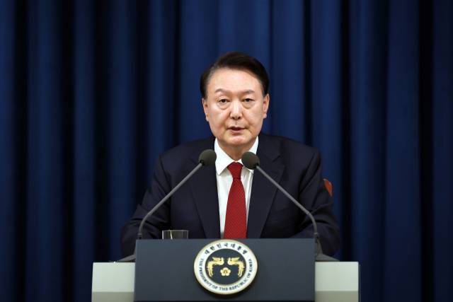 윤석열 전 대통령이 2024년 12월 3일 밤 서울 용산 대통령실 청사에서 비상계엄 관련 긴급 대국민 특별 담화를 하고 있다. 연합뉴스