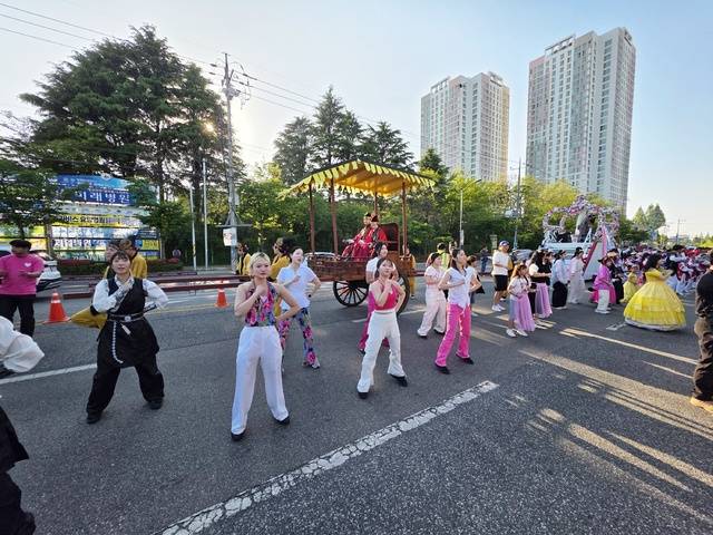 1일 익산 중앙체육공원 일원에서 ‘2026 익산 서동축제’를 알리는 ‘그레이트 썸 퍼레이드’가 펼쳐지고 있다./사진=송승욱 기자