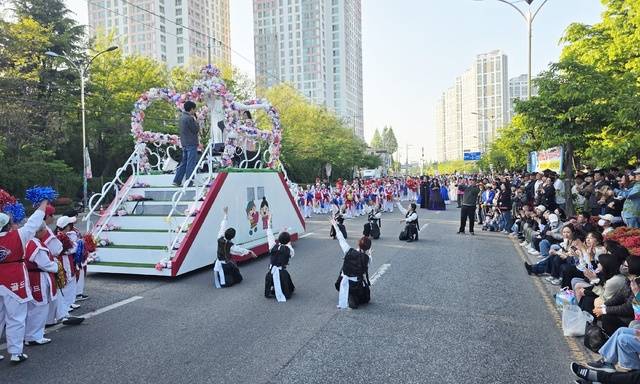 1일 익산 중앙체육공원 일원에서 ‘2026 익산 서동축제’를 알리는 ‘그레이트 썸 퍼레이드’가 펼쳐지고 있다./사진=송승욱 기자