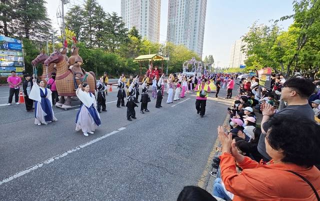 1일 익산 중앙체육공원 일원에서 ‘2026 익산 서동축제’를 알리는 ‘그레이트 썸 퍼레이드’가 펼쳐지고 있다./사진=송승욱 기자