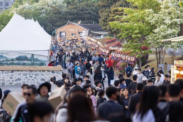 1일 익산 중앙체육공원 일원에서 펼쳐진 ‘2026 익산 서동축제’에 관람객들의 발걸음이 이어지고 있다./사진=송승욱 기자