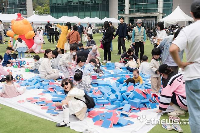 용인시 야외광장에서 열린 어린이날 대축제에 마련된 체험 행사에 시민들이 참여하고 있다.